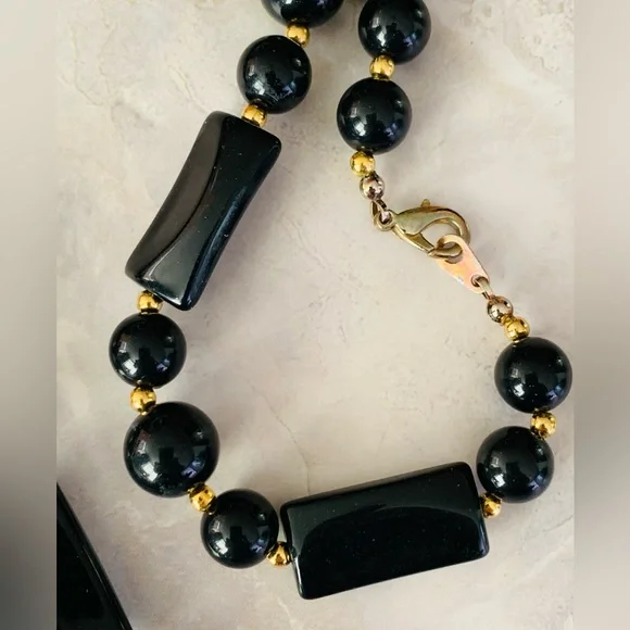 Black and Gold Beaded Retro Necklace - Picture 4 of 4